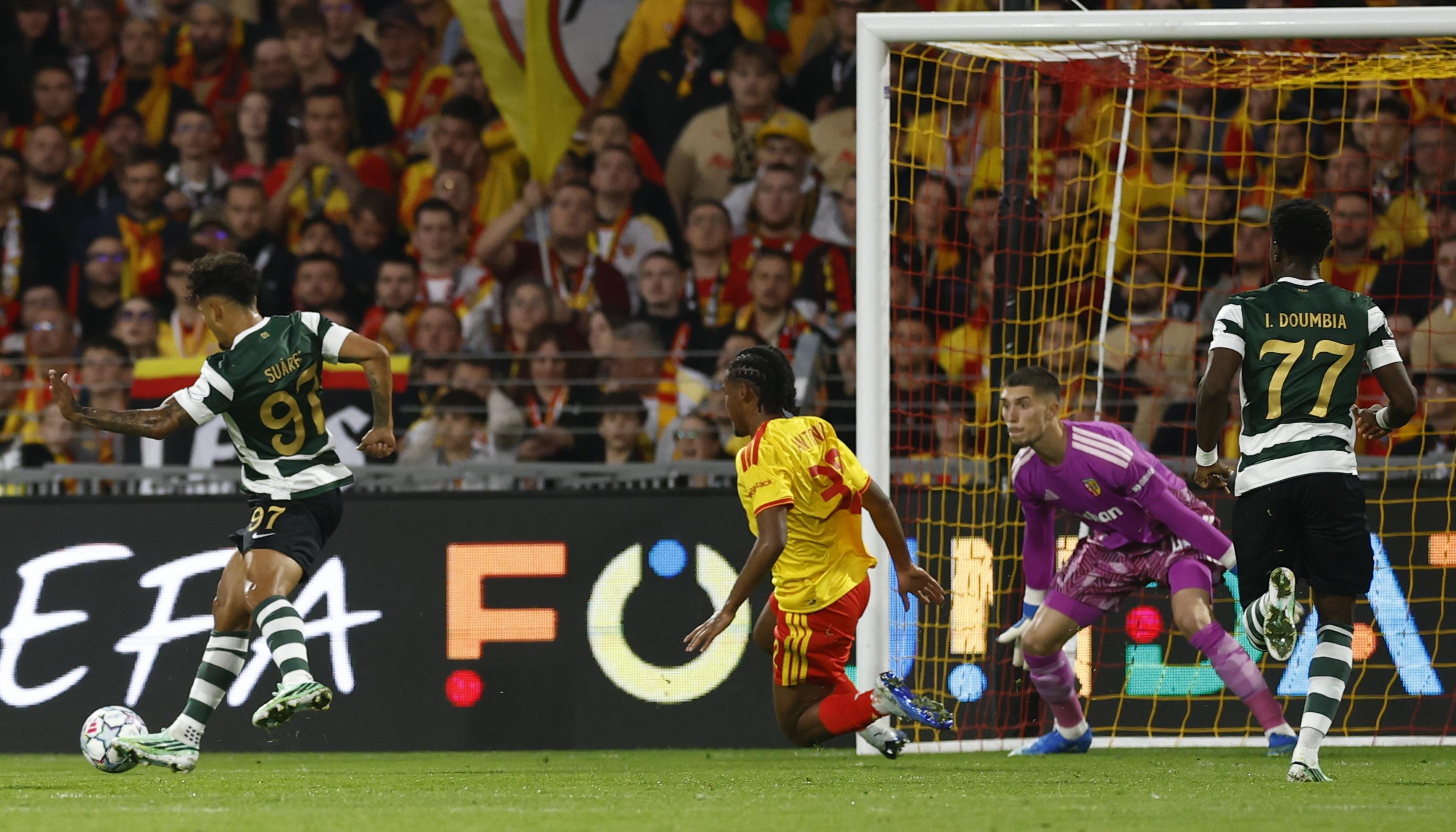 Acción del gol de Luis Suárez ante el Lens.