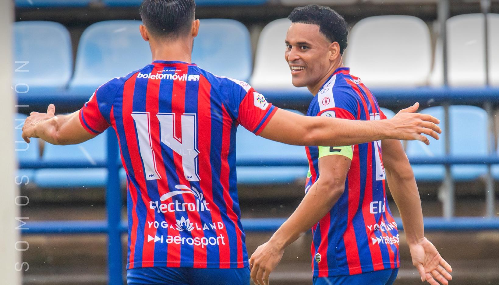 Juan Farías (14) se acerca para felicitar a Fabián Mosquera, autor del gol del Unión Magdalena.