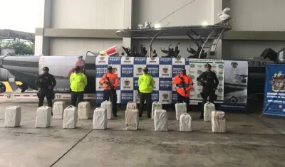 Los capturados, el alcaloide y la motonave fueron puestos a disposición de la Fiscalía.