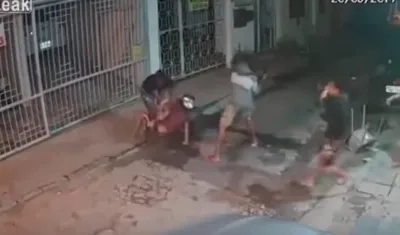 El ladrón fue atacado por la comunidad.