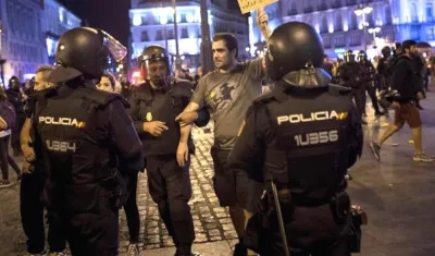 La policía desaloja a los manifestantes en la Puerta del Sol de Madrid en apoyo al referéndum de Cataluña.