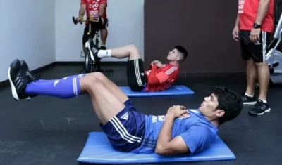 Alfredo Aguilar y Robert Rojas, jugadores de Paraguay. 