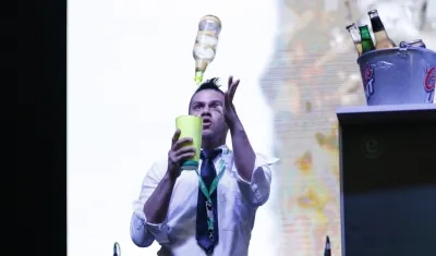 Show de cocteles en la feria.