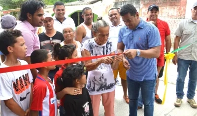 El Alcalde, Efrain Bello, durante la inauguración de la obra.