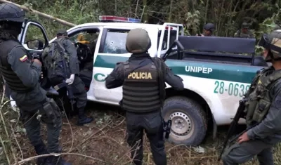 Personal de la Policía inspecciona vehículo emboscado por disidencia de las FARC