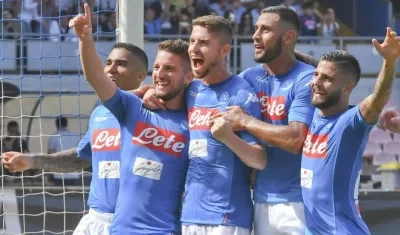 Jugadores del Nápoles celebran tras uno de los goles marcados este domingo.