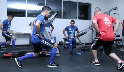 Jugadores de la Selección Paraguay en actividades de recuperación física.
