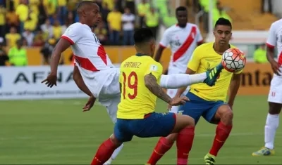 El peruano Andrés Carrillo intenta controlar el balón ante la marca de Cristian Ramírez.