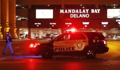 Un vehículo policial permanece a la entrada del hotel Mandalay Bay,