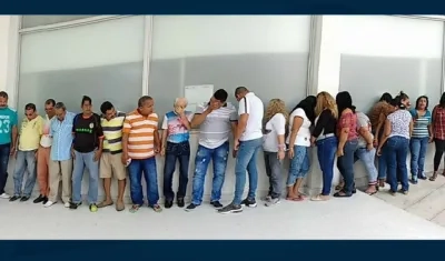 Los capturados durante el operativo de la Policía Nacional.