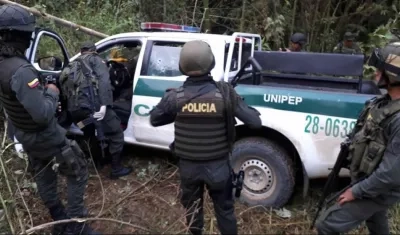 Personal de la Policía inspecciona vehículo emboscado por disidencia de las FARC