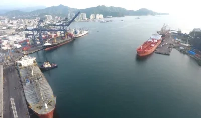 Dos buques tanqueros cargando aceite de palma, atracados en los muelles 4 y 6.