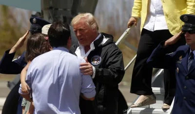 El presidente de los Estados Unidos, Donald J. Trump, saluda al gobernador de Puerto Rico, Ricardo Rosselló