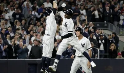 Didi Gregorius celebra con sus compañeros, tras un cuadrangular. 