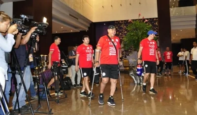 Francisco Arce, con muletas, DT de la Selección Paraguay.