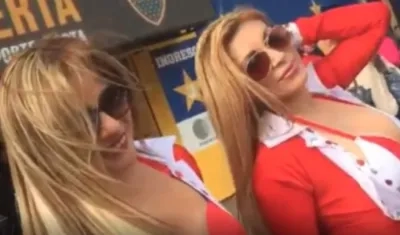 Estas dos modelos pagaron la entrada como turistas, pero se despojaron de un sobretodo que escondía sus curvas.