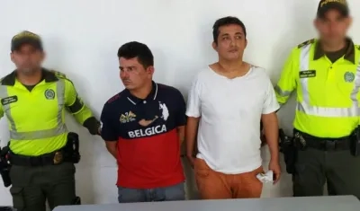 Estos dos hombres fueron capturados por, presuntamente, robar a un usuario de Transmetro.