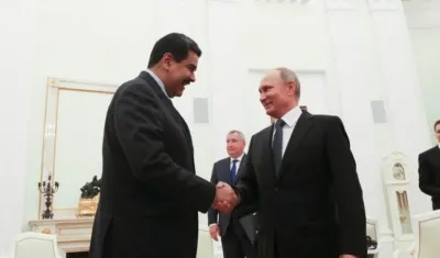 Nicolás Maduro, presidente de Venezuela, saluda al presidente ruso Vladimir Putin.