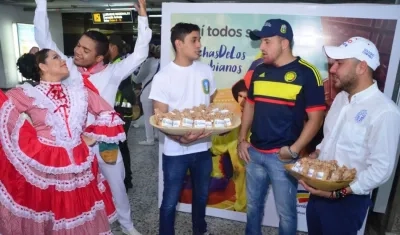 Aficionados son recibidos por grupos folclóricos en el Aeropuerto Ernesto Cortissoz.