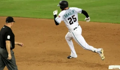 Archie Bradley corre a la tercera base tras conectar un triple. 