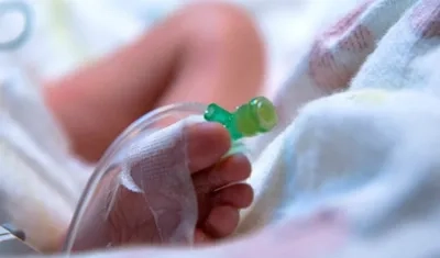 La bebé ya empezó el tratamiento de transfusión de sangre.