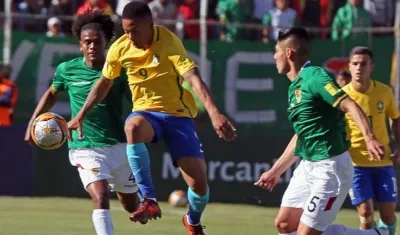 Gabriel Jesús elude la marca de los bolivianos Luis Gutiérrez y Leonel Morales.