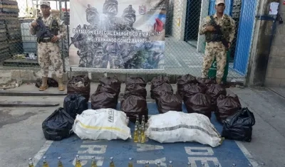 Tropas del Ejército decomisaron abundante mercancía de contrabando.