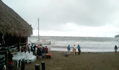  Embarcaciones que todavía estaban el mar esta mañana se balanceaban al vaivén de las olas.