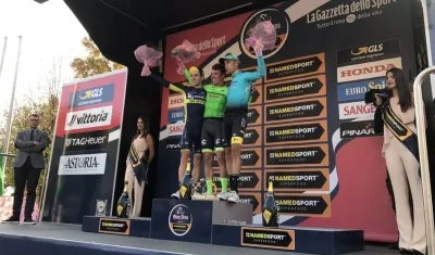 Rigoberto Urán en el podio como campeón de la Clásica Milán- Turín.
