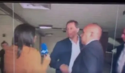 Momento de la agresión verbal a periodistas.