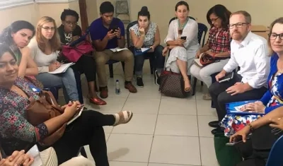Personal del BID con docentes de Barranquilla, analizando modelo educativo.