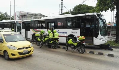Según Transmetro, el bus presentó incidente por escape de aceite sobre motor caliente.