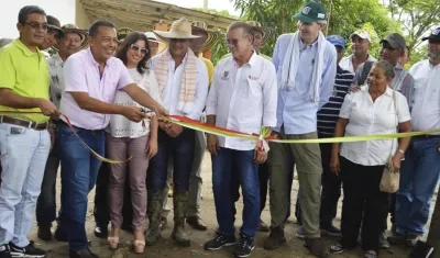 El Gobernador del Atlántico entregando a Corpoica lote para proyecto agroindustrial.
