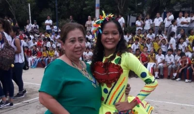 La rectora de la Institución Educativa Normal La Hacienda, Inmaculada Solano, y la reina infantil del Carnaval de la 44 Laura María Ospino López.