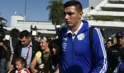 Jugadores de Paraguay acompañados por los aficionados.