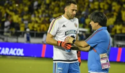 David Ospina calentando previo al partido ante Paraguay.