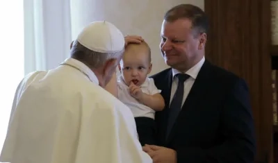 El papa Francisco (i) saluda al joven Tadas (c), hijo del primer ministro lituano, Saulius Skvernelis (d), tras su audiencia privada en el Vaticano hoy.
