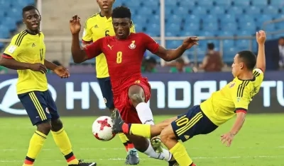 El colombiano Brayan Gomez (d) disputa un balón con el ghanés Kudus Mohammed (c) durante un encuentro correspondiente al grupo A del Mundial sub17 de fútbol disputado en el Jawaharlal Nehru Stadium, en Nueva Delhi, India.