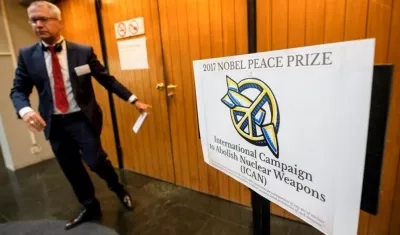  Un hombre camina junto a un cartel que informa sobre el otorgamiento del premio Nobel de la Paz a la Campaña Internacional para la Abolición de las Armas Nucleares (ICAN) en la sede de las Naciones Unidas en Ginebra (Suiza).