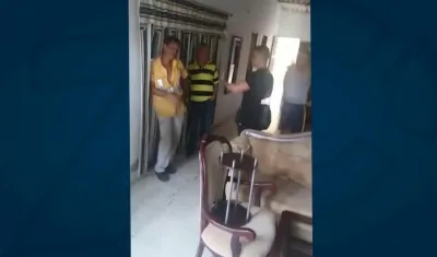 El hombre tuvo que refugiarse en una vivienda del sector.