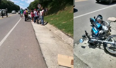 La moto en la que se movilizaban las víctimas quedó a un lado de la vía.