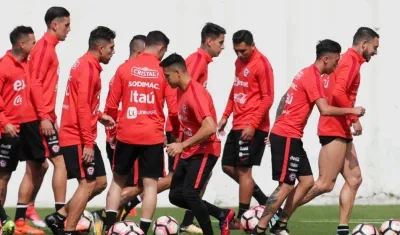 Jugadores de Chile durante un entrenamiento previo al duelo con Brasil. 