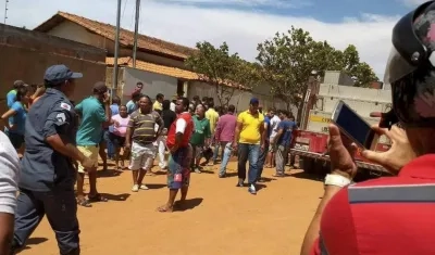 Grupo de personas reunidas al frente de una guardería en la que murieron diez personas el 5 de octubre de 2017
