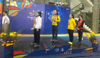 Natalia Bernal con la medalla de oro en el podio.