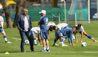 El presidente de la Asociación del Fútbol Argentino, Claudio Tapia (i), conversa con el entrenador del equipo, Jorge Sampaoli, durante una sesión de entrenamiento hoy.