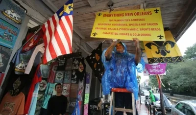 La gente en Nueva Orleáns se prepara para la fuerza del huracán Nate.