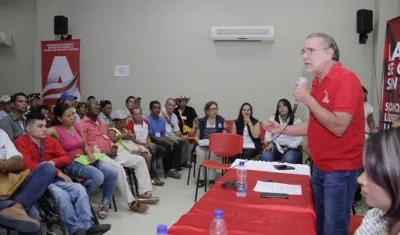 Gobernador Verano dirigiéndose a la mesa departamental de Víctimas.