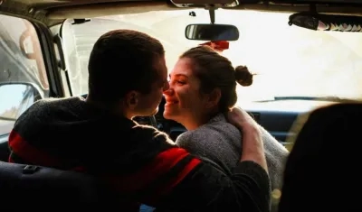 Imagen de una pareja besándose