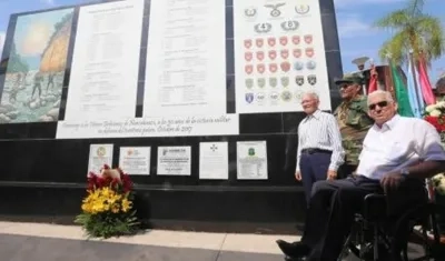 Inauguran un mural y desfilan en Bolivia