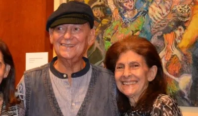 El artista Ángel Loochkartt junto a Edith Lara.